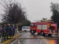 Personal municipal y voluntarios de Bomberos se encuentran trabajando en el lugar, por lo que se solicita a los conductores utilizar vías alternativas.