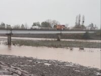 La intervención se ejecutó en la ribera sur del cauce, a la altura del puente La Gloria, con el objetivo de reducir el riesgo de desbordes y proteger a las comunidades ante futuras crecidas.