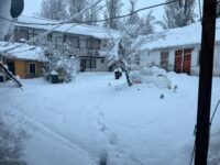 Entre postales blancas y una quietud sublime, cinco habitantes mayores custodian con orgullo Termas del Flaco bajo un temporal que, lejos de traer emergencias, regala una jornada de esplendor y seguridad invernal.