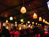 El recinto asegura que desde marzo de este año ha cumplido con los requisitos para obtener las patentes de discoteca y cabaret, pero denuncia constantes demoras en la tramitación. Desde la Municipalidad de Machalí sostienen que la decisión fue adoptada de forma unánime por el Concejo Municipal y que no existen nuevas patentes de discoteca disponibles.