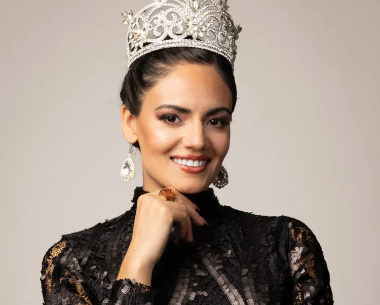 Photo: eltipografo.cl Claudia Arteaga's Border Response Triggers Social Media Debate at Miss Universo Chile