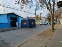De acuerdo con los primeros antecedentes, la principal hipótesis apunta a que el hombre habría sido víctima de un atropello.