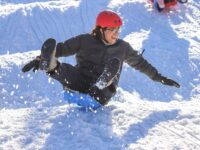 Durante siete días, familias, niños, jóvenes y adultos pudieron disfrutar de una experiencia invernal que incluyó nieve, un gran tobogán y una variada programación de actividades.