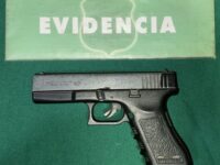 Persecución finaliza con detención de sujeto que huyó de control policial y arrojó pistola 9 mm.