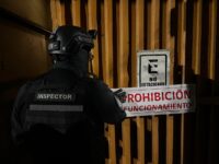 La intervención municipal permitió fiscalizar cuatro inmuebles irregulares que generaban preocupación entre vecinos y comerciantes del sector.