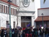 Las estudiantes marcharon hasta las puertas del plantel en medio de las indagatorias de las autoridades por denuncias de delitos contra menores.