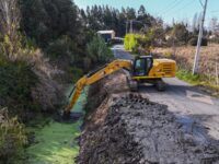 La municipalidad reforzó la limpieza de canales, esteros y colectores, junto con el monitoreo de puntos críticos y la entrega de ayuda a las familias que puedan verse afectadas.