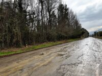 Más de 500 familias del sector conviven a diario con baches, falta de señalética y accidentes en esta ruta alternativa a la Carretera del Cobre; el municipio asegura reforzar la limpieza y buscar financiamiento para la pavimentación definitiva.