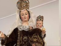 El obispo destacó que una de las celebraciones especiales tendrá lugar en Quinta de Tilcoco, aunque recordó que en numerosos templos y capillas de la diócesis también habrá Santa Misa, procesiones y encuentros comunitarios para honrar a la Virgen del Carmen.