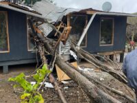 Equipos de emergencia y autoridades se encuentran trabajando en el lugar para atender la situación.