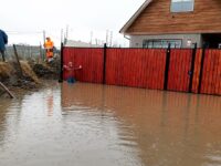 Vecinos solicitaron apoyo con maquinaria para evacuar el agua acumulada y evitar que más hogares resulten afectados.