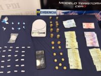 Dentro de lo incautado, se sacaron de circulación más de 40 envoltorios con droga, entre ellas, cocaína base, clorhidrato de cocaína y cannabis procesada.