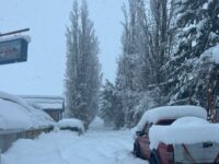 Un manto inmaculado cubre el poblado precordillerano sin alterar la tranquilidad de sus vecinos. Sin embargo, Meteorología advierte que el alza de la temperatura derretirá la nieve acumulada y pondría en riesgo la infraestructura vial.