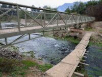 La iniciativa contempló la construcción de un puente peatonal de fierro y madera, con 40 metros de longitud, 2,5 metros de altura sobre el cauce del río y 1,5 metros de ancho.