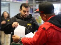 Según lo informado, estas intervenciones policiales buscan revisar antecedentes, verificar órdenes vigentes, permanencia excedida y detectar ingresos irregulares.