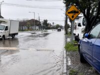 Las intensas precipitaciones dejaron anegado el lugar, generando dificultades para el tránsito de vehículos y peatones.