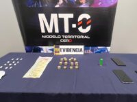 Dentro de la incautación, la PDI sacó de circulación 13 envoltorios con droga, entre ellas, cocaína base y cannabis, además de teléfonos celulares.