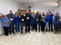 El programa contempla apoyo para organizaciones comunitarias que diariamente entregan un plato de comida a adultos mayores, personas desempleadas o familias que enfrentan dificultades económicas.