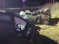 Bomberos trabaja en el lugar del accidente.