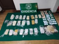 El procedimiento se inició cerca de las 03:30 horas, cuando personal de la Subcomisaría detectó un vehículo que, al advertir la presencia policial en el kilómetro 140 de la Ruta 5 Sur, evadió un control y huyó en dirección al sur.