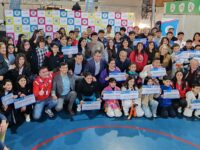 La iniciativa, liderada por el alcalde Marco Antonio Contreras y que benefició a 69 atletas de proyección y destacados de la comuna, representó un impulso económico clave enfocado en reconocer el esfuerzo, la disciplina y los valores de las promesas locales y sus familias.