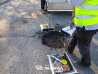 Las cuadrillas municipales han intervenido distintos sectores de la comuna con asfalto frío, como medida transitoria mientras se esperan obras de carácter más definitivo.