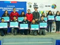 Becas TIC de Junaeb entregaron notebooks y conectividad a estudiantes de séptimo básico de la comuna.