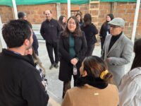 La alcaldesa de Mostazal, Verónica Arroyo, junto a los concejales Gonzalo Palma y Samuel Silva, encabezó una visita inspectiva a las obras del nuevo Centro de Atención Integral (CAI), proyecto financiado íntegramente con recursos provenientes de los fondos casino, que permitirá fortalecer la atención de rehabilitación y terapias para niños, adolescentes y personas adultas de la comuna.
