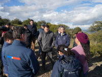 El alcalde Fabián Soto González encabezó una reunión en el sector de La Candelaria junto a autoridades regionales y representantes de la comunidad, con el objetivo de conocer las principales dificultades que enfrentan las familias dedicadas a la crianza de animales.

