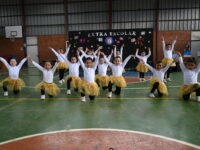 Apoderados acompañaron a alumnos en sus presentaciones y los cursos asumieron la preparación de espacios dedicados a distintas naciones, incorporando elementos de sus culturas y tradiciones.