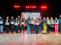 Aprender un oficio, desarrollar nuevas habilidades y ampliar las oportunidades de emprendimiento fue el objetivo de los talleres de Manicure y Barbería impulsados por la Oficina de la Juventud de la Municipalidad de Mostazal, iniciativa que culminó con la certificación de 41 jóvenes de la comuna.