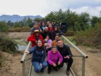 Con la presencia de la alcaldesa Verónica Arroyo y de los concejales Luis Cantillana, Jesús Orellana y Samuel Silva, la Municipalidad de Mostazal inauguró el nuevo puente peatonal de la reserva San Agustín, una esperada obra, financiada con fondos casino, que mejorará la conectividad y la seguridad de las familias del sector.