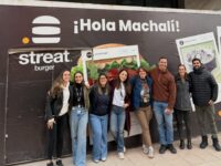 El local informó que durante la jornada habrá regalos y otras sorpresas para quienes asistan.