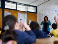 Los hechos habrían ocurrido el 12 de agosto de 2025, cuando el estudiante habría golpeado al docente en el abdomen e iniciado una confrontación verbal en la sala de clases.