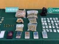 Carabineros allanó simultáneamente siete domicilios en ambas comunas, incautando municiones, droga, teléfonos celulares y elementos asociados a la dosificación de sustancias ilícitas.