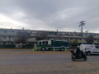 En este contexto, los equipos especializados concentraron parte de sus labores en el conjunto habitacional Isabel Riquelme, ubicado frente a la escuela.