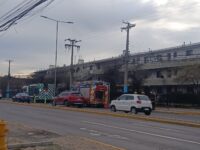 En el lugar se encuentran departamentos y el colegio Isabel Riquelme, por lo que personal especializado trabaja para determinar el origen de la emanación.