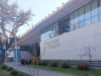 La casa de estudios admitió deudas en honorarios y ramos inconclusos y defendió su reestructuración frente al rechazo de docentes y alumnos.