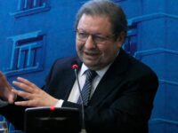 "Al final, las tecnológicas se llevaron los lectores, el tráfico, la publicidad y las ganancias (...) Ahora, el ejército de las tecnológicas viene por su segunda guerra. Viene reforzado con la inteligencia artificial, otra tecnología asombrosa", aseveró el profesional.