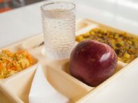 El Programa de Alimentación Escolar enfrenta ajustes asociados a la demanda efectiva de los establecimientos, mientras continúa una investigación por presuntas irregularidades en contratos ejecutados entre 2021 y 2023.
