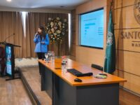 La expositora y egresada de Contabilidad General, con continuidad de estudios de Contador Auditor en Santo Tomás, Gisselle González, hizo un llamado a los presentes “a perder el temor a las herramientas digitales”.