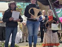 Con el segundo lugar global de Miguel Ortega en Decoración y el Premio a la Innovación para Ricardo Cubillos, la delegación chilena de cinco maestros tejedores dejó en alto el nombre de la comuna y del país ante representantes de 36 naciones.