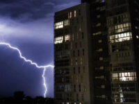 Mientras el Hospital Regional opera como una fortaleza eléctrica blindada, los antiguos edificios residenciales que perfilan el centro se mantienen en la incertidumbre.