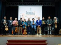Cantores populares llenaron de tradición y alegría el teatro Pista Municipal de la comuna.