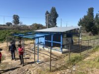La iniciativa contempla la instalación de un sistema fotovoltaico de 20 kWp para abastecer parte de las operaciones del Servicio Sanitario Rural.