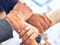 Además de ser uno de los fundadores de Empresas Penta, junto a Carlos Eugenio Lavín García-Huidobro, Carlos Alberto Délano Abbott ha estado vinculado, durante distintos períodos de su trayectoria, a empresas e instituciones relacionadas con la salud, la actividad ganadera, la educación y la promoción internacional de Chile.