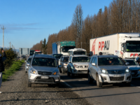 Trabajadores desvinculados interrumpieron el flujo vehicular en la ex Ruta 5 Sur para exigir la cancelación inmediata de sus indemnizaciones.