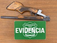 De acuerdo con los antecedentes entregados, la escopeta registraba un encargo vigente por robo desde el año 2023.