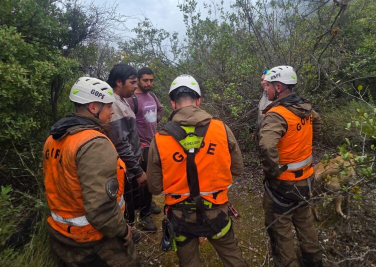 Rescatan a tres personas que se extraviaron en cerro de Rengo
