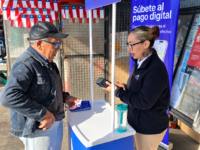 El stand atiende de lunes a viernes, entre las 09:00 y las 13:00 horas, para entregar apoyo en terreno en la compra y recarga de tarjetas, revisión de saldo y orientación general sobre el uso del sistema.